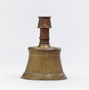 Um antigo castiçal de latão fundido otomano Turquia, final do século 15 de Ottoman School