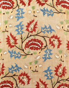 Detalhe de uma capa de linho, bordada com um meandro de sprays de flores vermelhas e azuis de Ottoman School
