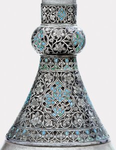 Detalhe de uma garrafa de zinco com incrustações em prata turquesa otomana (turquesa, zinco, prata) de Ottoman School