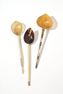 Três colheres otomanas do século 18 (Sherbat) (pérola, madrepérola, corra, osso, latão) de Ottoman School