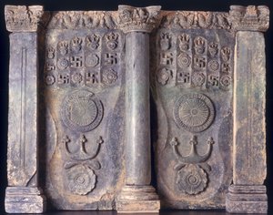 Friso mostrando as pegadas dos Budas, de Gandhara de 1 a 5 dC;