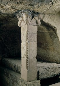 Coluna da cripta, com a cabeça de Moisés formando a capital, 415 dC de Paleo Christian