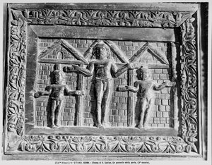 Detalhe da Crucificação da porta representando cenas do Antigo e do Novo Testamento (madeira) (foto a p/b) de Paleo Christian