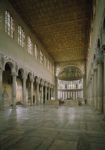 Vista interior da igreja de Santa Sabina, nave central, fundada no século V de Paleo Christian