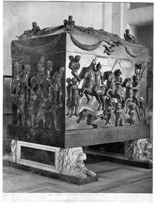Sarcófago de Santa Helena representando cavaliers romanos e prisioneiros bárbaros (pórfiro) de Paleo Christian