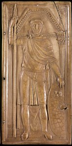 Stilicon em armas, general, patrono e cônsul do Império Romano ocidental. Painel direito do díptico de Stilicho (escultura em marfim, c. 395) de Paleo Christian