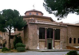 Vista do batistério Paleocretiano de San Giovanni em Laterano (São João Laterano) (battistero lateranense ou San Giovanni em Fonte), construído em torno de 440. Roma de Paleo Christian