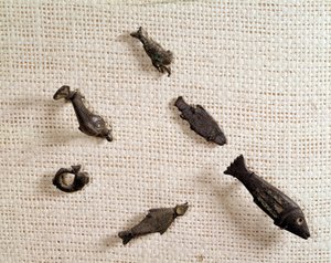 Antiguidade cristã: fíbulas e jóias de metal com a forma de peixe. Museu Nacional de Arqueologia, Saint Germain en Laye de Paleo Christian Paleo Christian