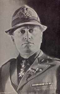 Álbum "Duce": Benito Mussolini no uniforme Militia (foto a p/b) de Pandimiglio Pandimiglio