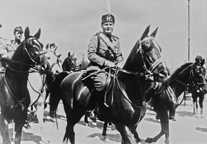 Álbum "Duce": Benito Mussolini a cavalo com a sua comitiva em Roma (foto a p/b) de Pandimiglio Pandimiglio