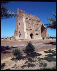Vista do Palácio de Shapur I e do Arco de Chosroes de Parthian Parthian