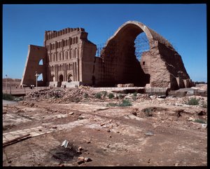 Vista do Palácio de Shapur I e do Arco de Chosroesq de Parthian Parthian