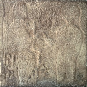 Estela rara mostrando Artabano V, o último rei parta, investindo Khwasak, o sátrapa de Susa: ele entrega um anel como emblema de sua autoridade, de Susa, Irã, 14 de setembro de 215 (pedra calcária)