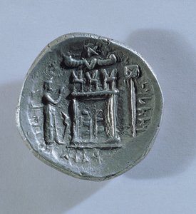 Tetradrachm de Vahbarz, rei de Persis, representando um altar de fogo zoroastriano (reverso) (ver também 180367)