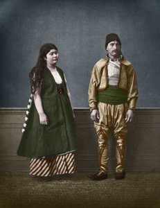 Retrato de uma mulher búlgara de Sófia e de um homem búlgaro por volta de 1890. Fotografia colorida de Pascal Sebah (1838-1890).