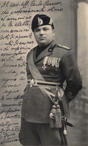 Álbum "MVSN- Blackshirts": Centurião da Milícia em uniforme completo, 19/05/39 (foto a p/b) de Pasquini Pasquini