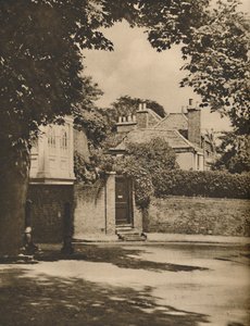 Luz solar e sombra em uma estrada sinuosa de Highgate, c1935.