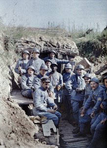 Um grupo de soldados franceses em uma trincheira na linha de frente, Hirtzbach, departamento Alto Reno, Alsácia, França, 16 de junho de 1917 (autocrômico)