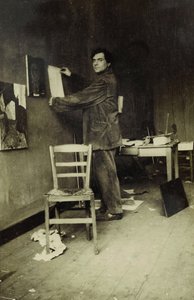 Amedeo Modigliani no seu estúdio, c.1915 (foto a p/b) de Paul Guillaume