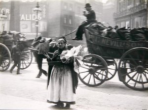 Uma vendedora de jornal feminino, Londres, c.1890s (foto a p/b)