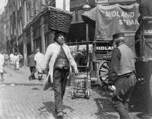 Portadores de peixe no Billingsgate Market, Londres, 1893.