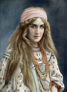 A cantora de ópera Marguerite Carre (1880-1947) no papel de Snegourotchka na ópera Snegourotchka, Paris, fotografia de Paul Nadar do jornal francês "Le Theatre" de julho de 1908 de Paul Nadar