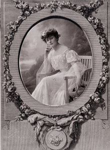 Retrato de uma senhora sentada em um banco oval, em um fundo decorado com flores de Paul Nadar