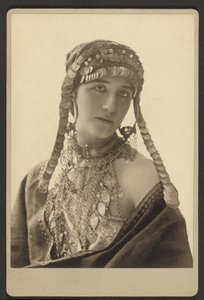 [Mulher desconhecida em traje teatral] de Paul Nadar