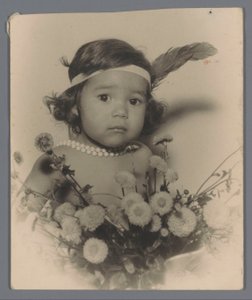 Retrato de uma criança desconhecida com uma faixa de cabeça e um ramo de flores de Paul Rollman