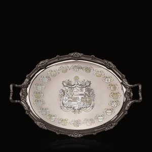 Bandeja de chá George III com gravura heráldica