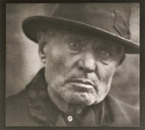 Fotografia - Nova Iorque [Homem - Praça Five Points] de Paul Strand