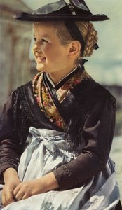 Fotografia colorida inicial: Menina do Vale do Sarn, Sarentino (foto colorida)