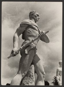 Escultura moderna num campo desportivo de Paul Wolff