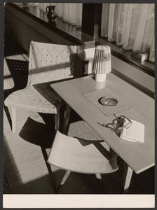 [Mesa e cadeira]. de Paul Wolff