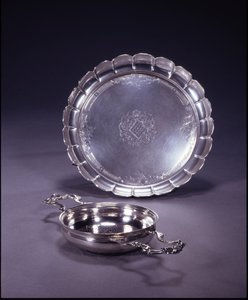 Peneira laranja George II, tigela circular com duas conchas perfuradas e alças de rolagem (prata)