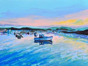 Barcos coloridos em águas calmas