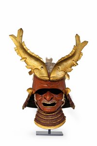 Um kawari kabuto (capacete exótico) (cerdas de javali e ferro laqueado)