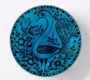 Um prato de cerâmica persa do século XIX, representando um pavão em um fundo turquesa de Persian School