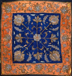 Uma bocha composta por um campo de cetim azul bordado em prata e fio dourado de Persian School