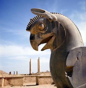 Um grifo, criatura lendária meio águia, meio leão. Coluna da Apadana, grande sala de audiências, superada por estas capitais, palácio de Dario I, Persepolis, Irão. de Persian School