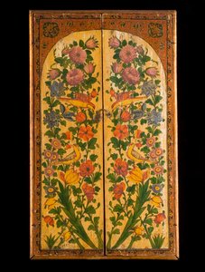 Um grande espelho lacado policromado Qadjar, com as portas fechadas para revelar os painéis decorados de Persian School