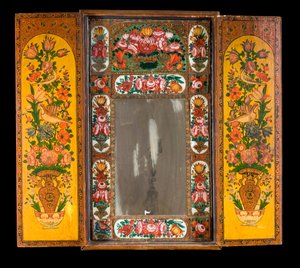 Um grande espelho lacado policromado Qadjar, com as portas abertas para revelar o interior decorado de Persian School