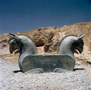 Achaemenid griffin em forma de coluna capital do século VI a.C. de Persian School