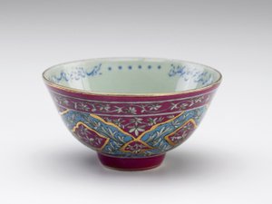 Taça com poema inscrito, Irã, dinastia Qajar, final do século XIX ou início do século XX (cerâmica)