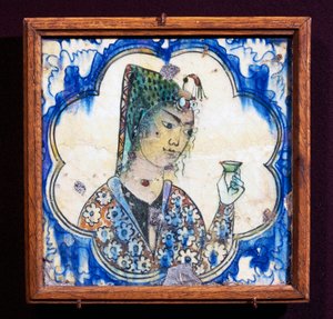 Azulejo cerâmico retratando jovem mulher segurando vaso, civilização persa de Persian School