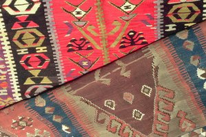Detalhe de dois tapetes de oração (têxteis) de Persian School