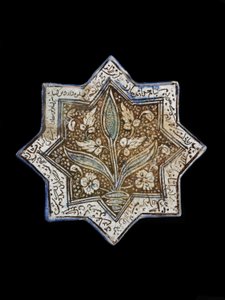 Telha estrela de oito pontas, Sultanabad, Irã, dinastia Il-Khanid (cerâmica)