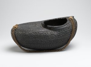 Kashkul, ou tigela de mendigos, com retrato de dervixes e um falcoeiro montado, Irã, 1880 (coco de mer shell & chain) de Persian School