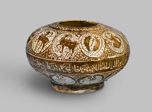 Jarra de brilho, decorada com signos do zodíaco, Kashan, Irã, período Seljúcida, início do século XIII (pasta de pedra com brilho sobre esmalte)