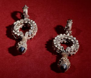 Arte persa: brincos de ouro. Período de Rousenide, século IV d.C. Coleção particular de Persian School
